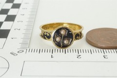 ANTIQUE VICTORIAN ENGLISH 15K GOLD ENAMEL MOURNING RING for HAIR c1876