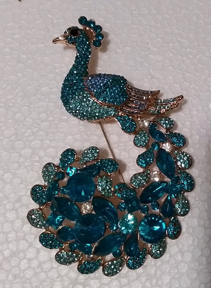 Vintage Peacock rhinestone goldtone Brooch 4 1/2″ high