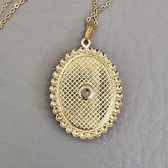 Vintage Mother of Pearl Pendant Necklace Oval White Gold Tone Cable Chain 17″