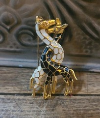 Vtg Giraffe Brooch White Black Enamel Giraffes Goldtone White Black 1.75 In