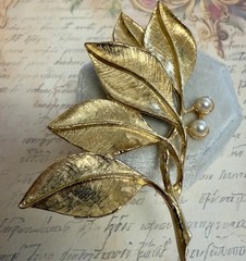 Gerry’s – Vintage Spray Of Leaves Brooch – 2.75″ Gold Tone & Faux Pearls #2840
