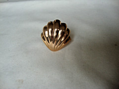 VTG 1970s SCALLOPED SEASHELL GOLD TONE HINGED W/ SAFETY CATCH DRESS/SCARF CLIP