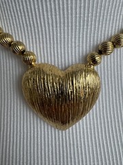Vintage 1974 Mimi Di N Gold Tone Textured Heart Pendant Bead Necklace Signed