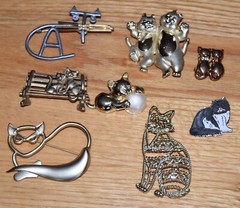 Lot of 8 VTG Cat Pins Brooch Brushed Gold Tone Silver Tone AJC TWC LR Tabby
