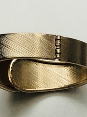 VTG SARAH COVENTRY HINGED SHINY/TEXTURED GOLDTONE CLAMPER BYPASS BANGLE BRACELET