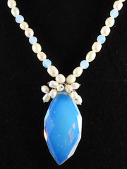 VTG CREAM PEARL NECKLACE Moon Glow Opalite Pendant BEADED w/CLUSTER ACCENT Blue