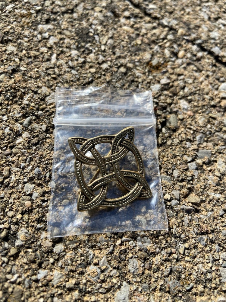 VINTAGE CELTIC KNOT GOLD TONE BROOCH/PIN SIGNED MMA 1982 / FROM NYC