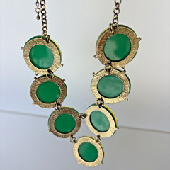 Vintage 1960 – 70s Emerald Green Glitter Lucite Acrylic Statement Necklace 19.5″