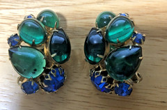 VTG. GOLD TONE GREEN CABOCHON & BLUE RHINESTONE CLIP ON EARRINGS 1.25″