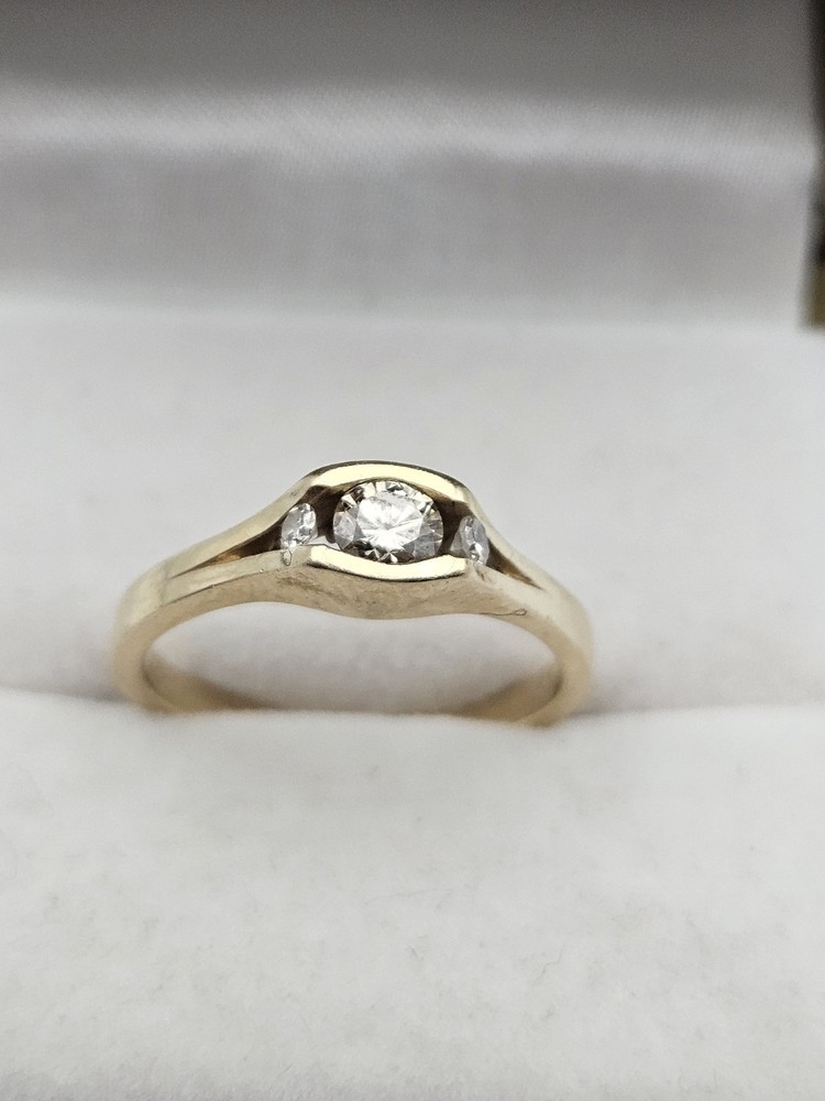 Vintage 14k yellow white gold 3 diamond ring Size 7.25 3.1 Grams Approx. .23 Tcw