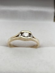 Vintage 14k yellow white gold 3 diamond ring Size 7.25 3.1 Grams Approx. .23 Tcw