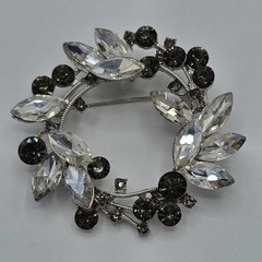(679) Vintage 1950 Marquee Black Round Clear Rhinestone Wreath Brooch Foil Back