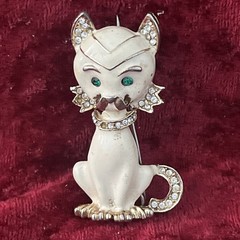 Vintage Gal Enamel Cat with Emerald Rhinestone Eyes