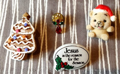 Lot Of 20 Vintage & Mod Christmas Costume Jewelry Pins Earrings Santa Trees Mice