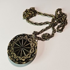 VINTAGE STYLE GOLD-TONE PENDANT NECKLACE ON LINKED 26″ BRIDED CHAIN