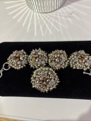 VINTAGE CLUSTER FAUX PEARLS & CRYSTALS TOGGLE 7″ STATEMENT BRACELET &2″ PIN SET
