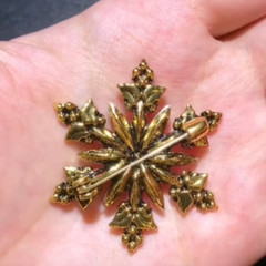 Sparkling Christmas Snowflake Brooch Delicate Rhinestone Badge Pin Fashion Women