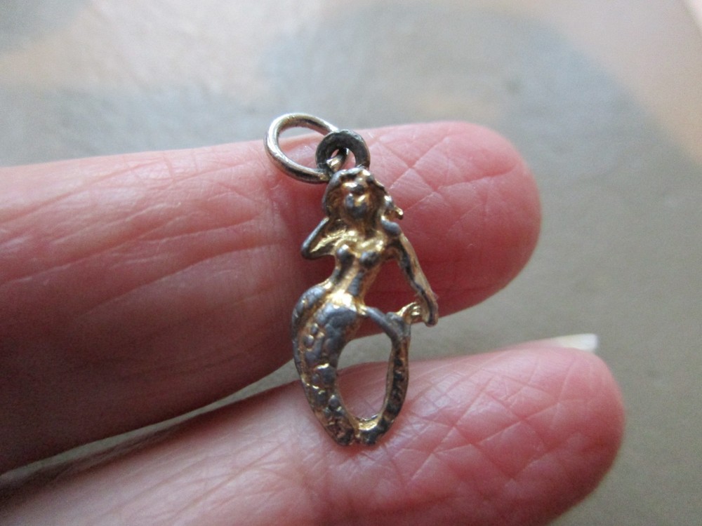 VINTAGE RETRO OLD GOLD TONE CUTE MERMAID FOB CHARM PENDANT NECKLACE BRACELET UK