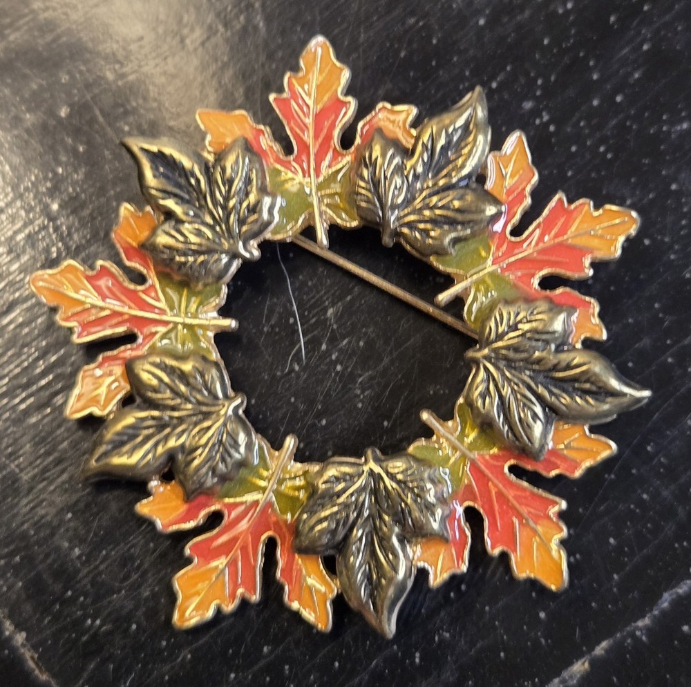 VINTAGE KC ENAMELED AUTUMN COLORS LEAF WREATH BROOCH SIGNED