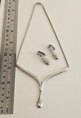 silver-toned V-shaped collar necklace teardrop pendant matching teardrop…