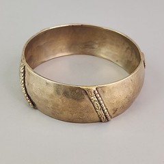 Vintage Bangle Bracelet Hammered Domed 24mm Bead Accent Gold Tone 8.25″