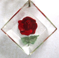 VINTAGE INTAGLIO REVERSE CARVED LUCITE RED ROSE BROOCH PIN W/ SILVERTONE BOW