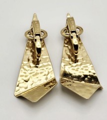 Vintage Crown Trifari Abstract Hammered Gold Tone Clip On Earrings Modernist