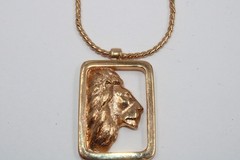 Vintage Anne Klein Lion Right Facing Profile Necklace 17.75″ Long
