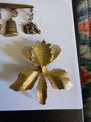 NICE LOT OF VINTAGE JEWELRY-BROOCHES, GEMSTONE, NECKLACE, PENDANT &