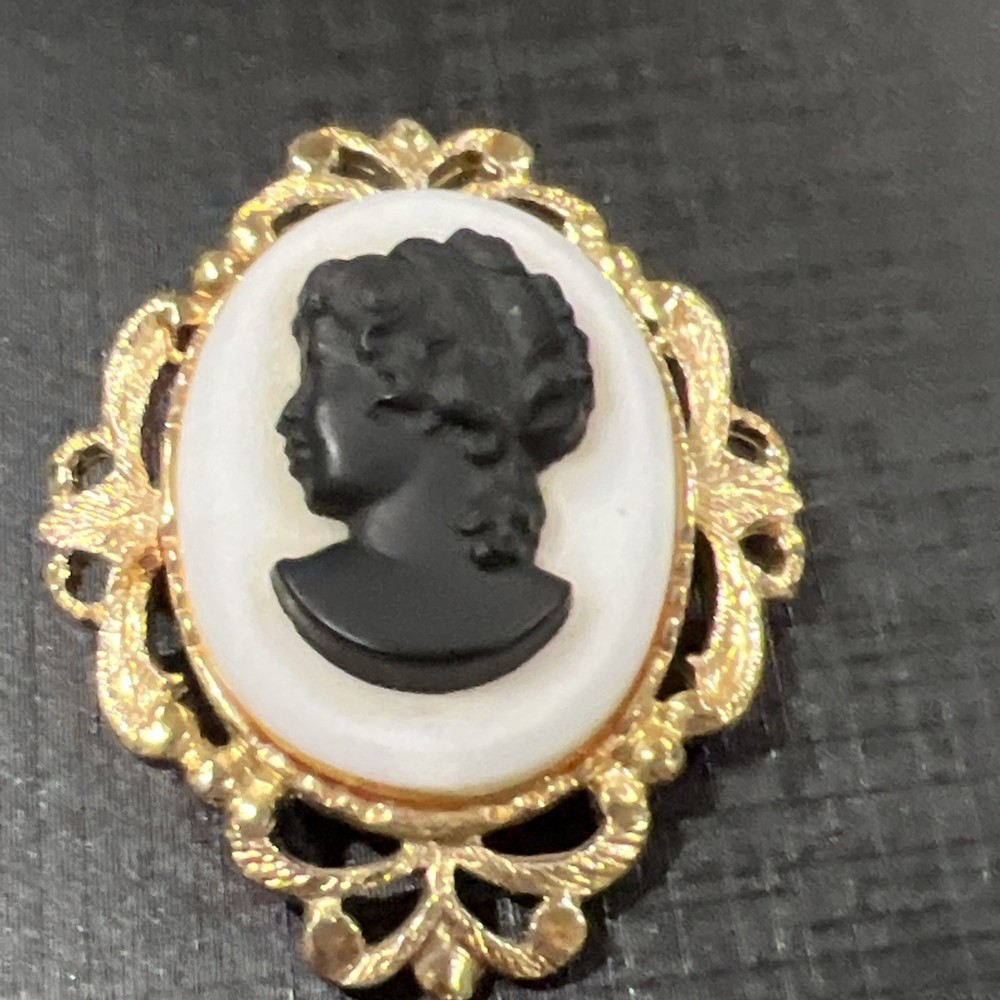 Vintage Cameo Brooch 2.25 In