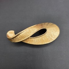 Vintage Monet Unisex Adult Gold Tone Brooch Pin Paisley Twist 1.5″X2.5″ Elegant