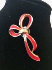 vintage gold tone red enamel bow pin, 2″ long, no brand,