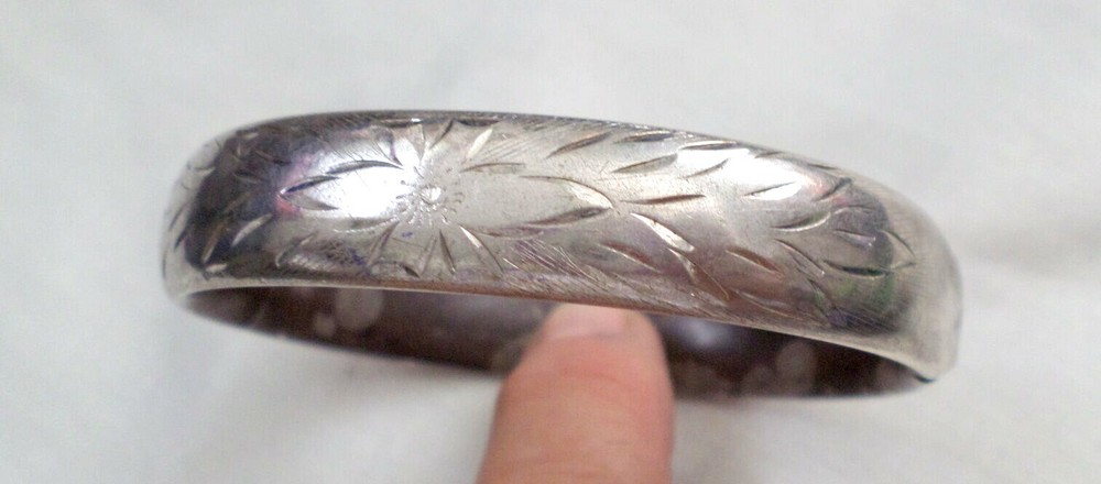 STERLING BRACELET W/ ETCHED DESIGN ON TOP SAFETY BAR