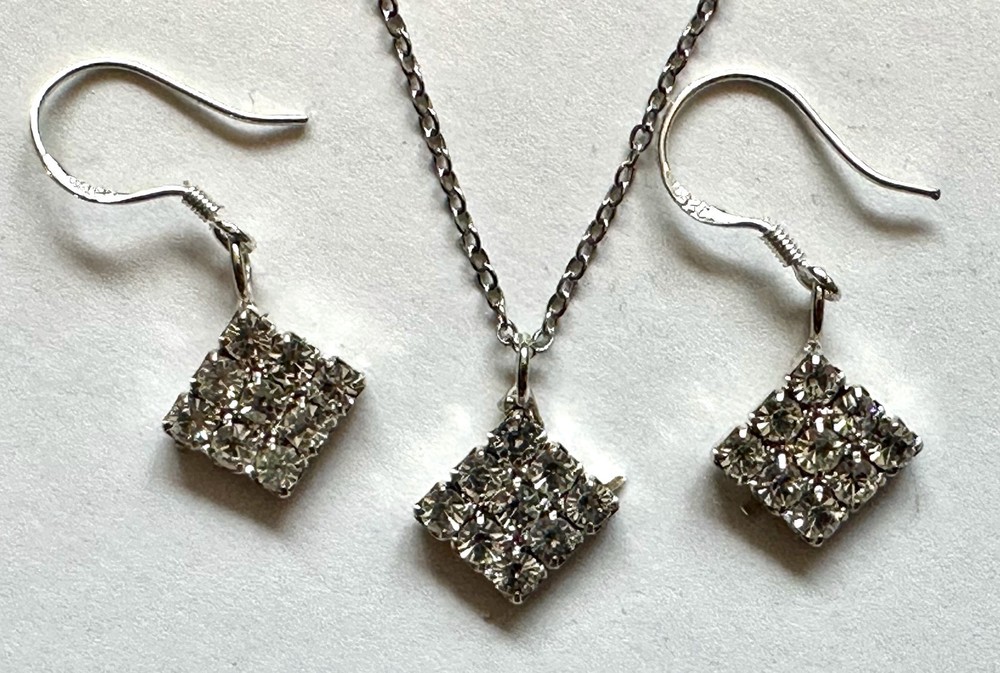 VINTAGE JEWELRY SET CLEAR CRYSTAL DROP 1/2 OF 1″ EARRINGS & NECKLACE 18″ STEEL