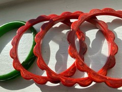 Lot Of 4 Vintage Green Leaf & Marbled Red Daisy Carved Bakelite Bangle Bracelets