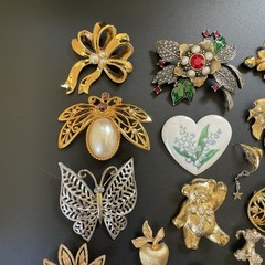 Avon 16 PC LOT Brooch Pin Lot All Signed Turtle Bee Poodle Leaf Butterfly Vtg