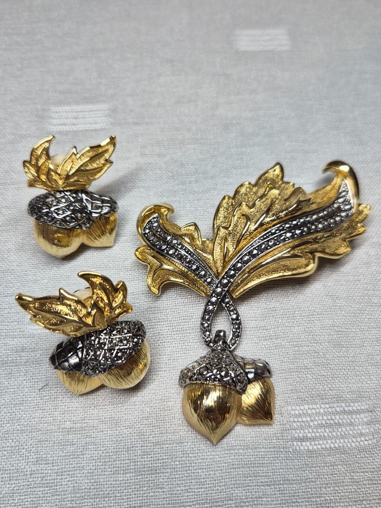 Avon Gold Tone Acorn Brooch Pin and Matching Clip Earrings Set Rhineston