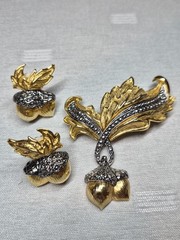 Avon Gold Tone Acorn Brooch Pin and Matching Clip Earrings Set Rhineston
