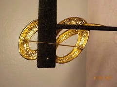 TONA SIGNED VINTAGE GOLDTONE METAL SMOOTH AND STRIATED SWIRL LOOPED BROOCH 3″ L