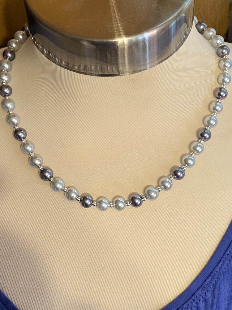 Worthington silver-tone, light grey and dark grey mirrored bead 18” necklace