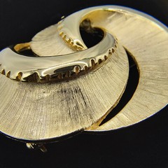 VTG Tona Gold Tone Brooch Pin Swirl Drip Multiple Textures Modernist Signed