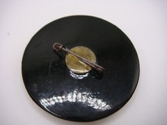 VINTAGE HAND MADE IN RUSSIA LACQUERED ROUND SHAPE BROOCH ROSES ESTATE