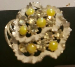 VINTAGE BROOCH YELLOW BEAD AB RHINESTONES GOLDTONE PIN 2″ ENAMEL RUFFLE JEWELRY