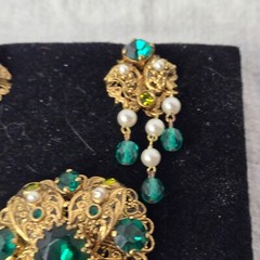 W Germany Filigree Goldtone GREEN RHINESTONE Faux Pearl 3 DANGLE Brooch Clip-ons