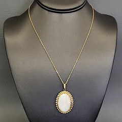 Vintage Mother of Pearl Pendant Necklace Oval White Gold Tone Cable Chain 17″