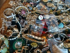 Estate Find Costume Jewelry Lot-Brooches Earrings Necklaces Rings & More (R)