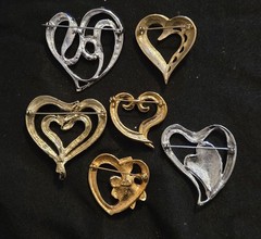 22 VINTAGE BROOCH COSTUME JEWELRY LOT HEARTS MOTHERS DAY FLOWER AVON JJ GERRYS