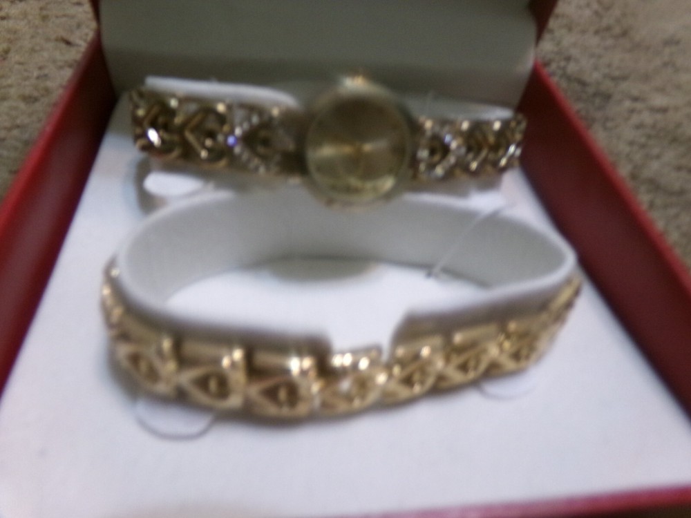 VINTAGE LADIES GOLD PLATED WATCH MATCHING BRACLET NEW IN BOX BATTERY UNBRANDED