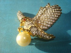 STUNNING SIGNED AD2001 EAGLE W/PEARL PAVE’ CRYSTAL RHINESTONES BROOCH GOLD PLATE