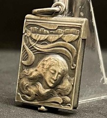 Amazing piece! Argentina Art Nouveau locket with photos beauty lady large hair..